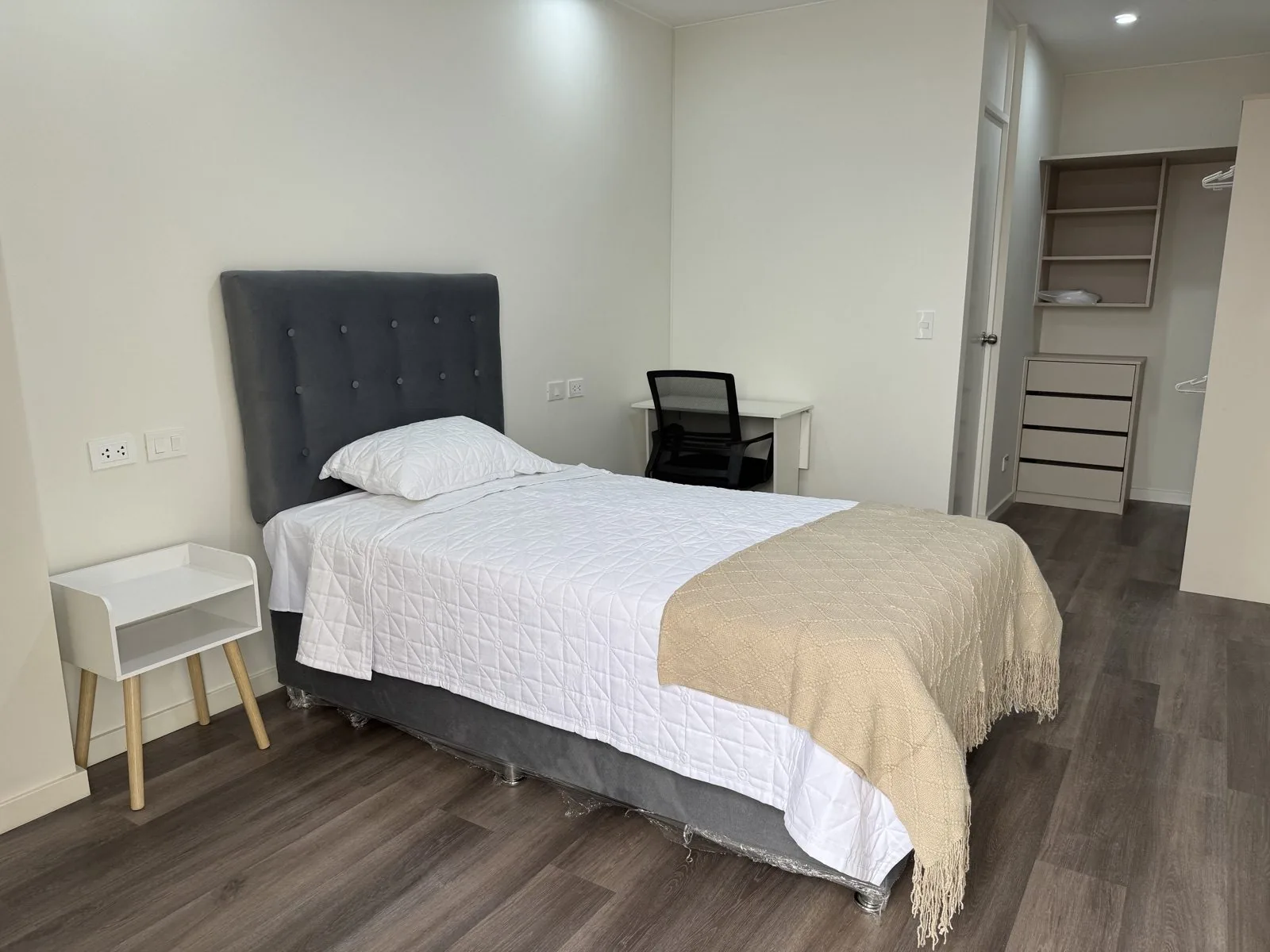 Habitación 1 amoblada con cama, escritorio, silla ergonómica y walk-in closet