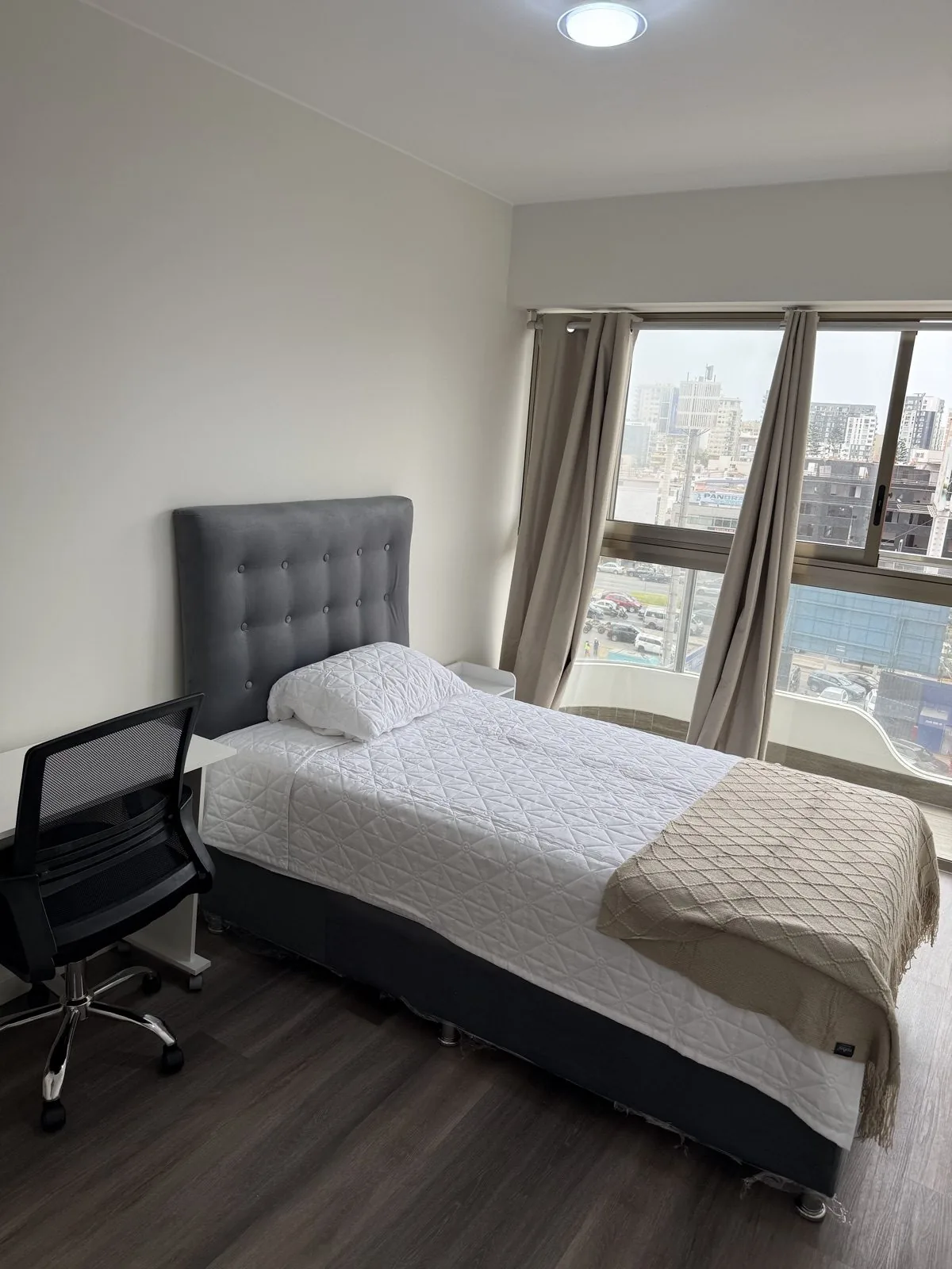 Habitación 2 amoblada con vista panorámica a la ciudad
