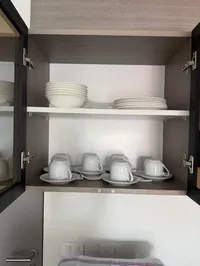 Platos y tazas en la alacena