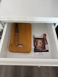 Tabla y cuchillo en cajón