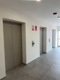 3 ascensores modernos del edificio