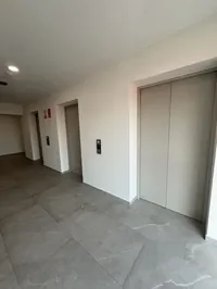 Hall amplio de ascensores