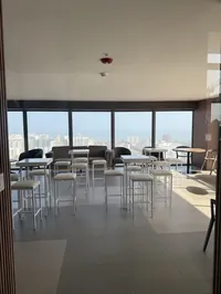 Sala de coworking con vista al mar de Lima