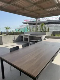 Mesa grande en zona de parrilla cubierta