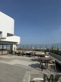 Terraza con mesas y vista a la ciudad