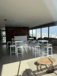 Sala de coworking interior con sillones