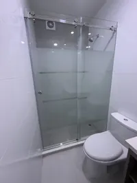 Baño compartido con ducha esmerilada