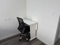 Escritorio con silla ergonómica en la Habitación 1