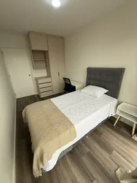 Habitación 2 con vista al closet y escritorio junto a la cama