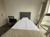 Habitación 2 con cama, escritorio y silla ergonómica
