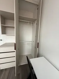 Walk-in closet de la Habitación 2 con cajones y colgadores