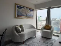 Sala del departamento con vista al balcón